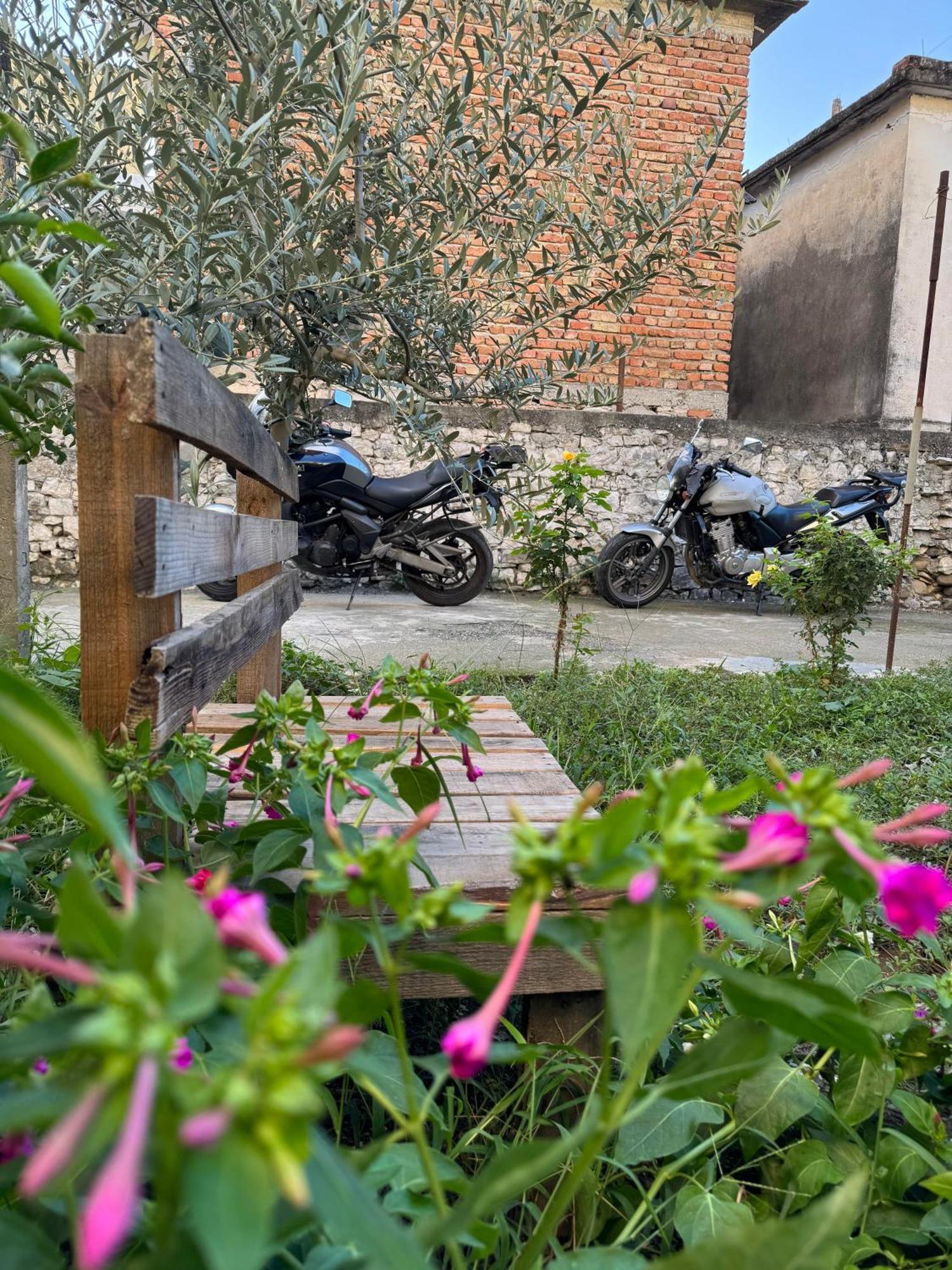 Ardjon House Hostel Berat Ngoại thất bức ảnh